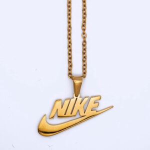 colgante con swoosh y letras nike dorado