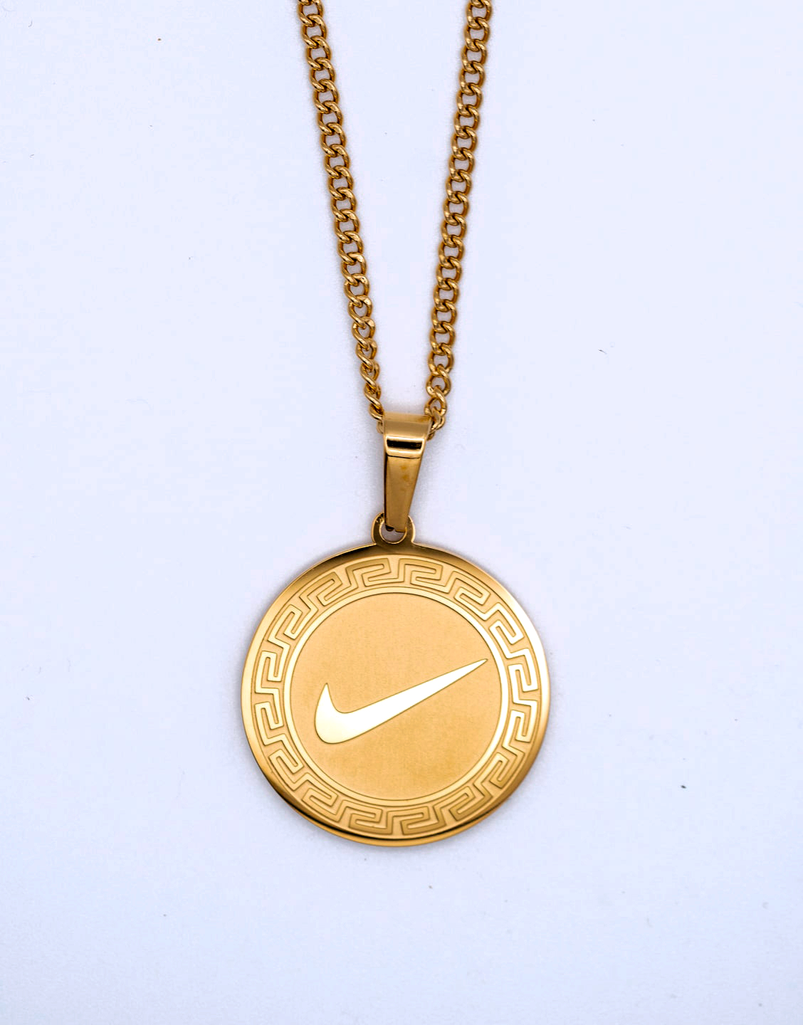 colgante redondo con swoosh dorado