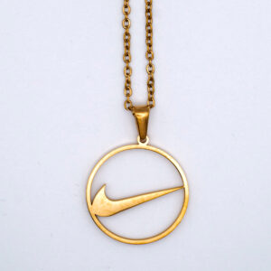 colgante con swoosh calado dorado