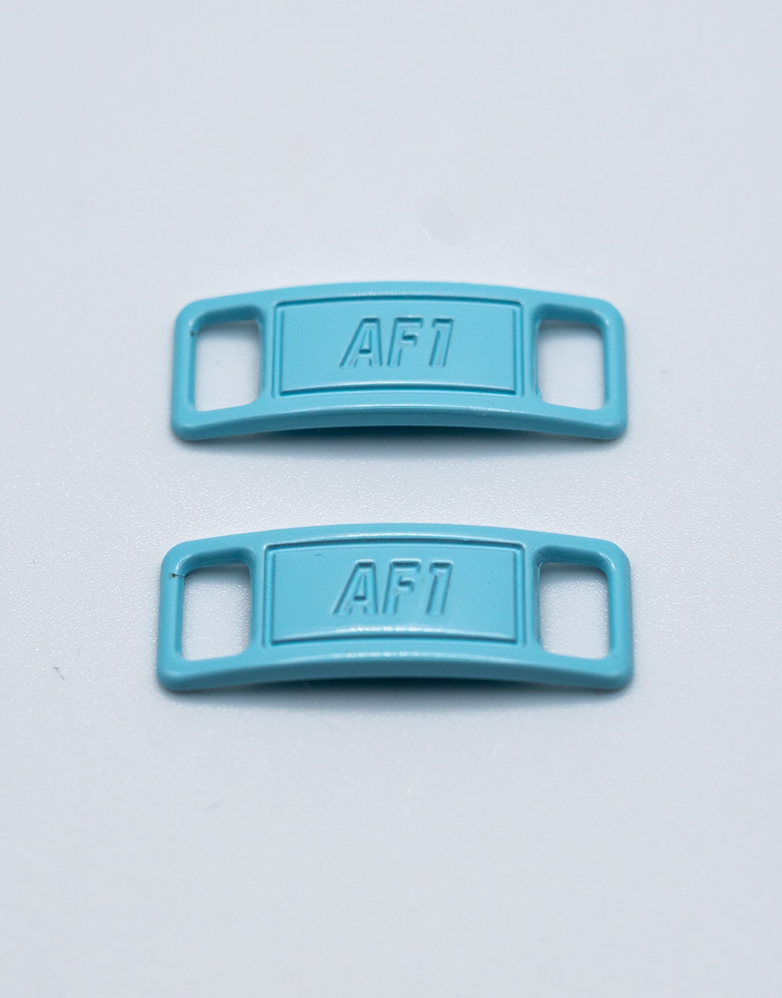 Hebillas metálicas azul celeste para decorar los cordones y personalizar unas zapatillas. Hebillas azul celeste para cordones de zapatillas