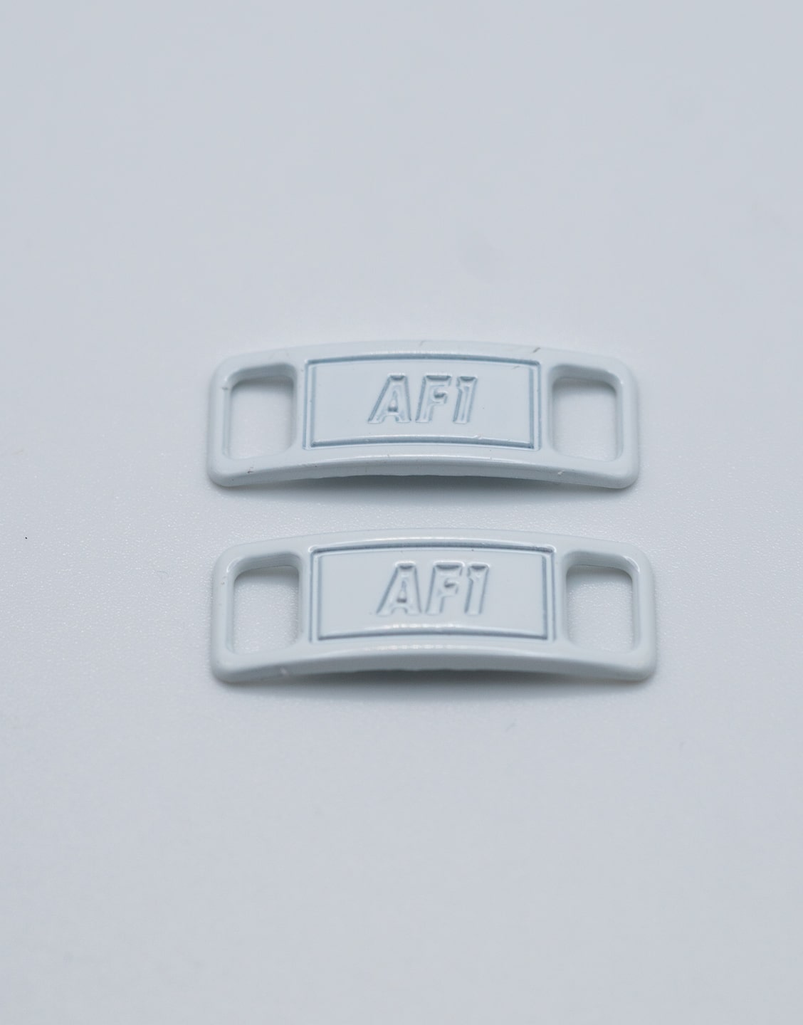Hebillas metálicas blancas para decorar y personalizar los cordones de unas zapatillas. Hebillas blancas para cordones de zapatillas