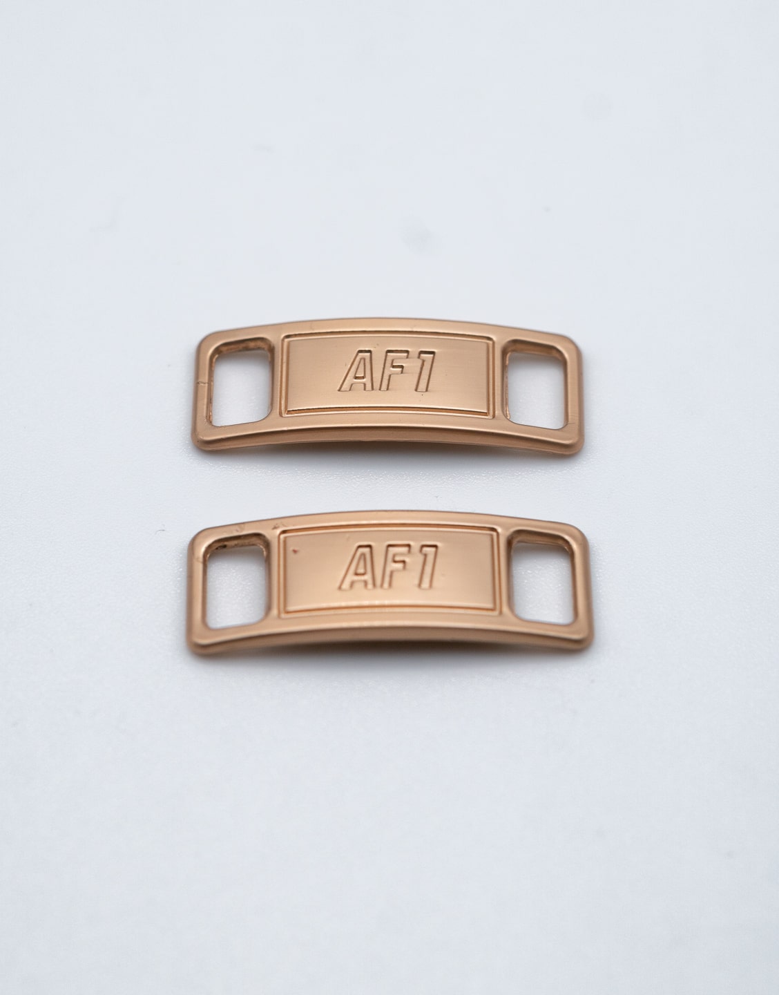 Hebillas metálicas color bronce para decorar los cordones y personalizar unas zapatillas. Hebillas color bronce para cordones de zapatillas