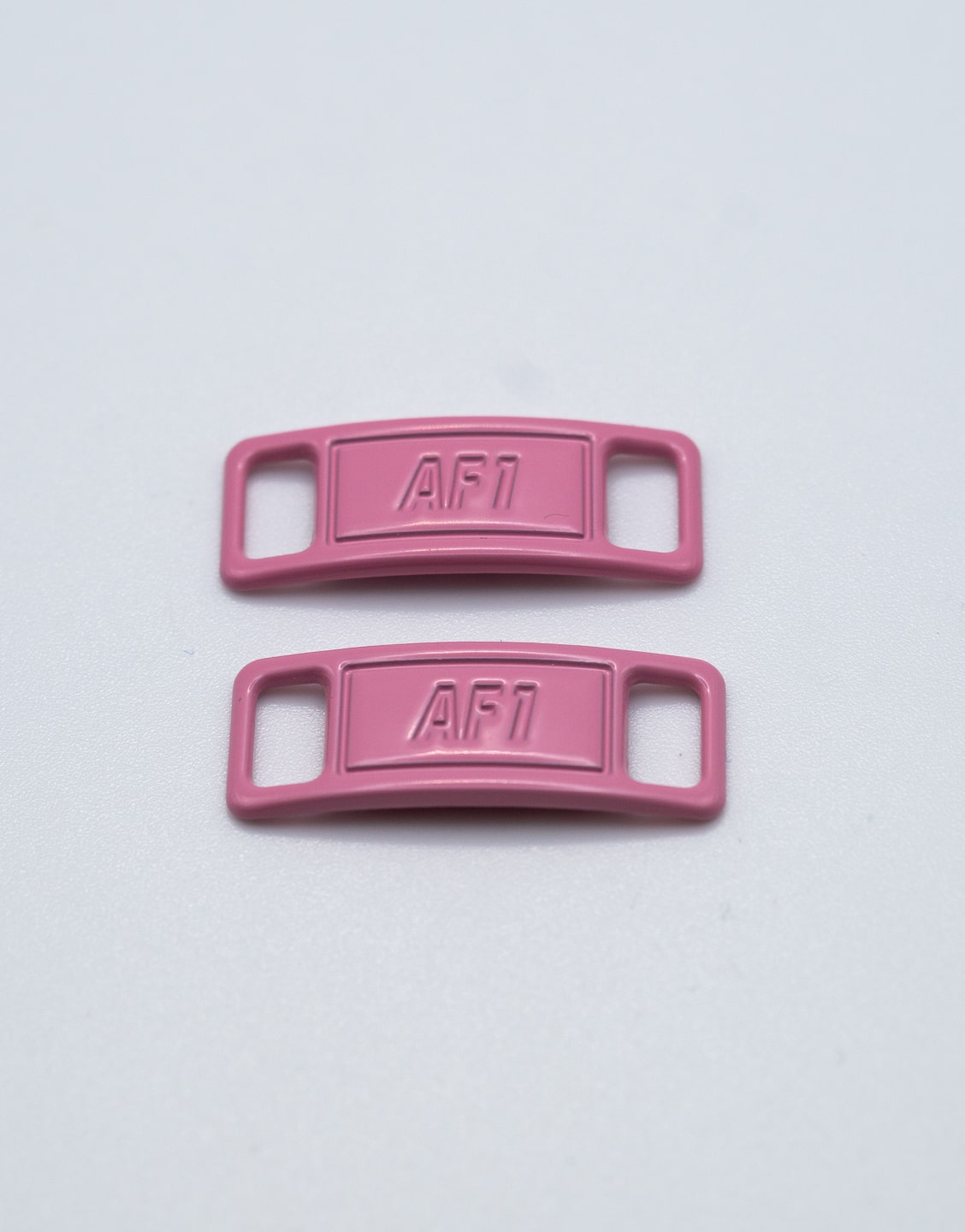 Hebillas metálicas rosas para decorar los cordones y personalizar unas zapatillas. Hebillas rosas para cordones de zapatillas