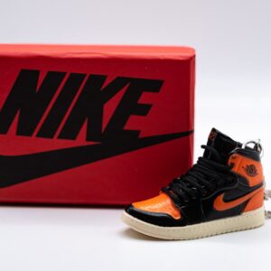 Llavero Jordan 1 Shattered Backboard junto a su caja abierta