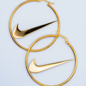 Pendientes de aro Nike dorados con Swoosh de 50 mm