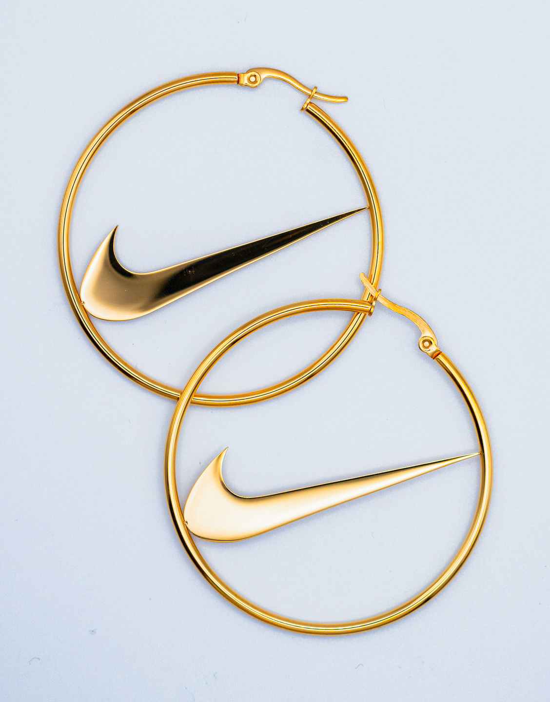 Pendientes de aro Nike dorados con Swoosh de 50 mm