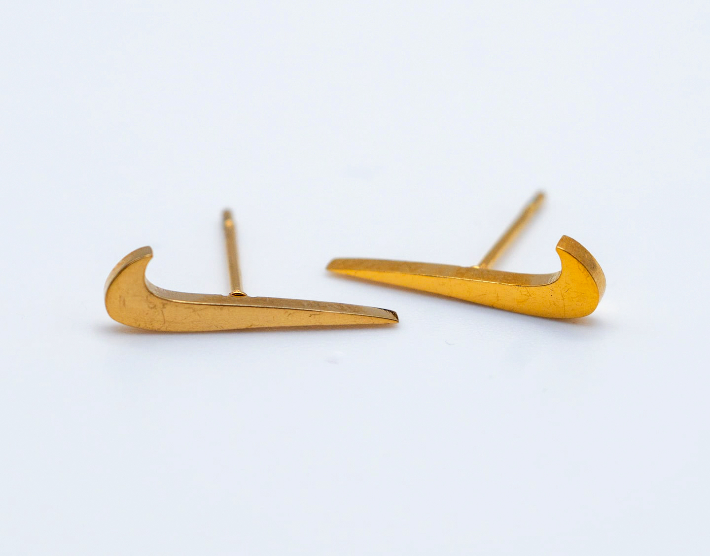Pendientes Mini Swoosh dorados