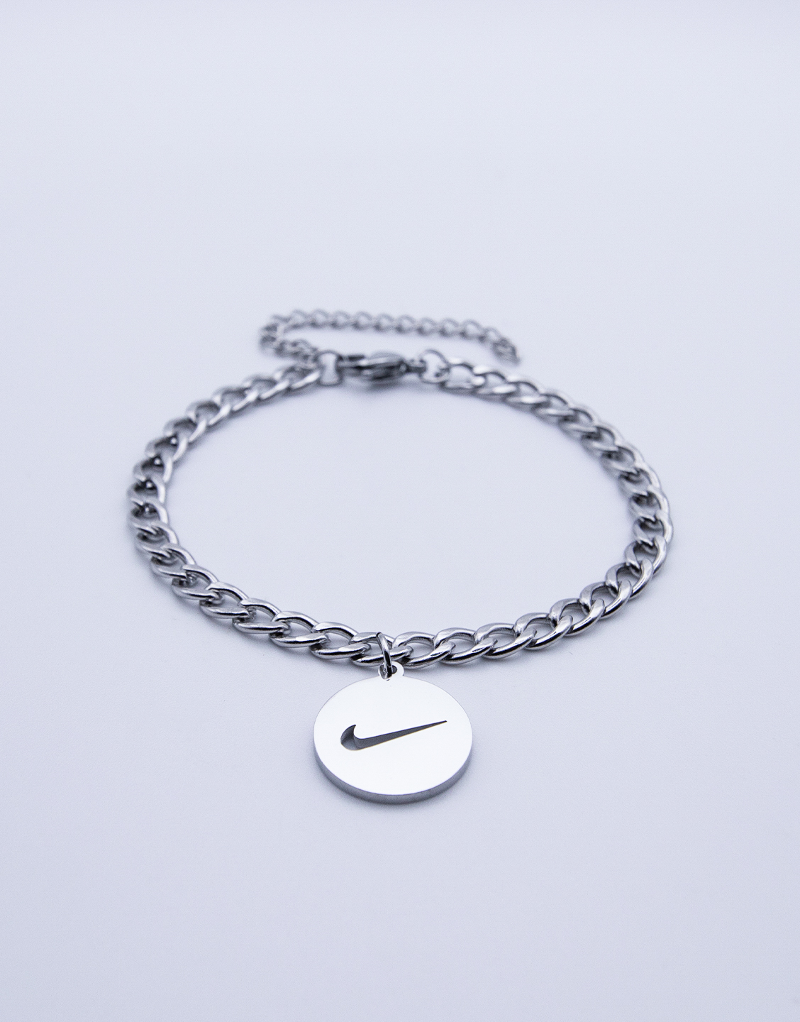 Pulsera plateada de acero con colgante redondo Swoosh