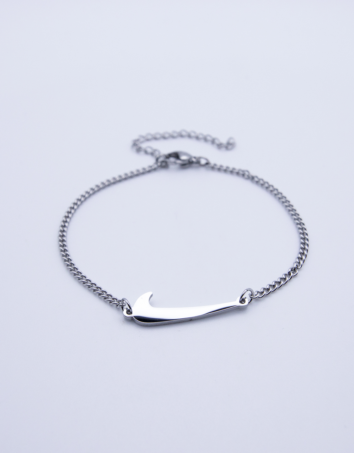 Pulsera fina plateada de acero con Swoosh ajustable