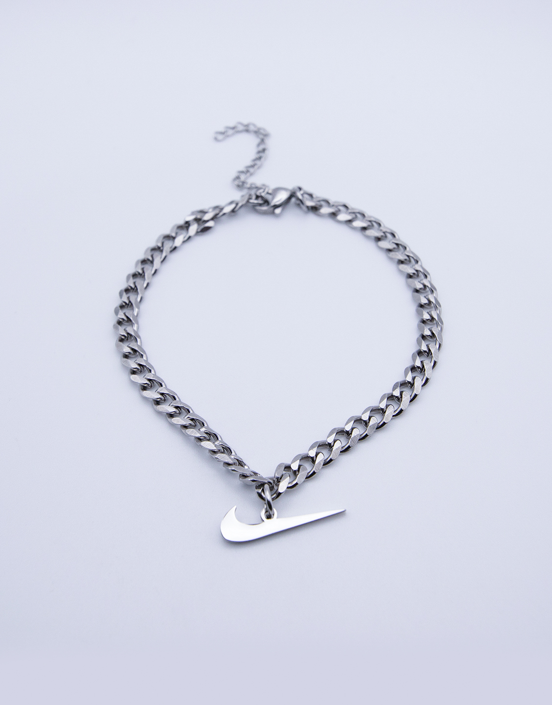 Tobillera plateada de cadena con Swoosh colgante