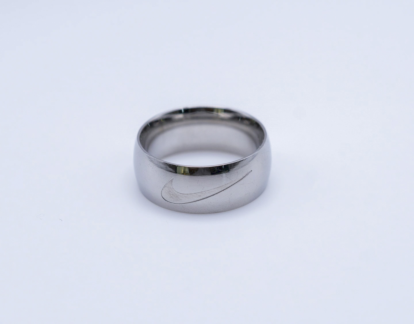 anillo con swoosh grabado plata