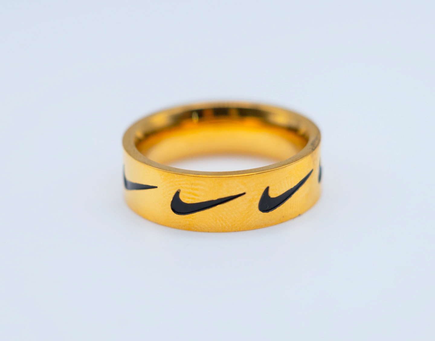 anillo nike multilogo swoosh dorado
