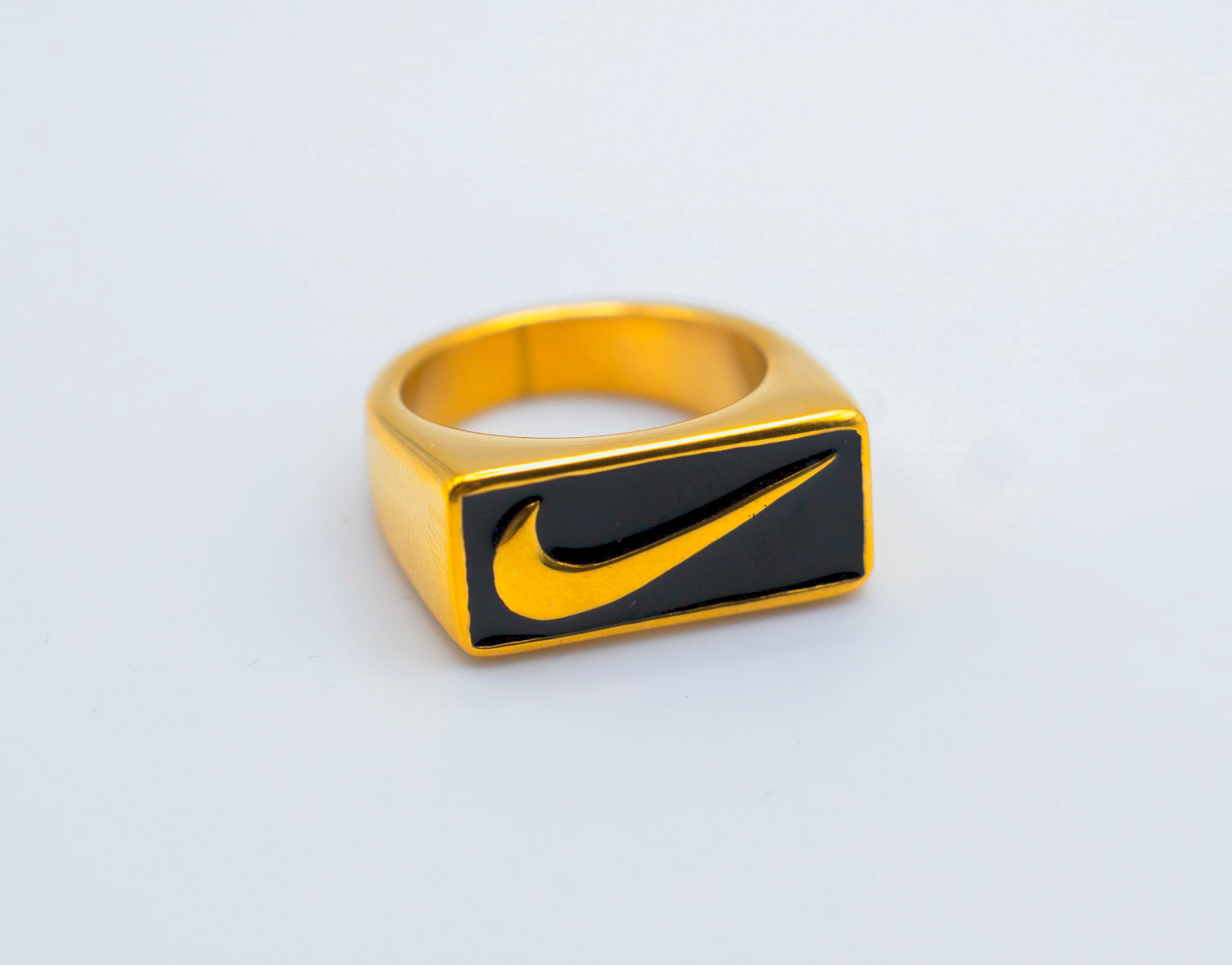 anillo sello nike cuadrado dorado