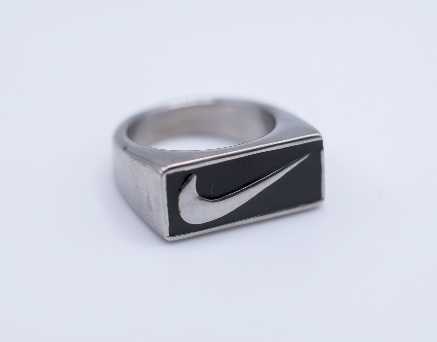 Anillo sello Nike cuadrado plata