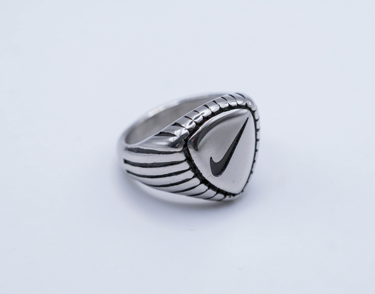 anillo sello triangular plata con swoosh