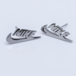 Pendientes Mini Swoosh y letras Nike plata