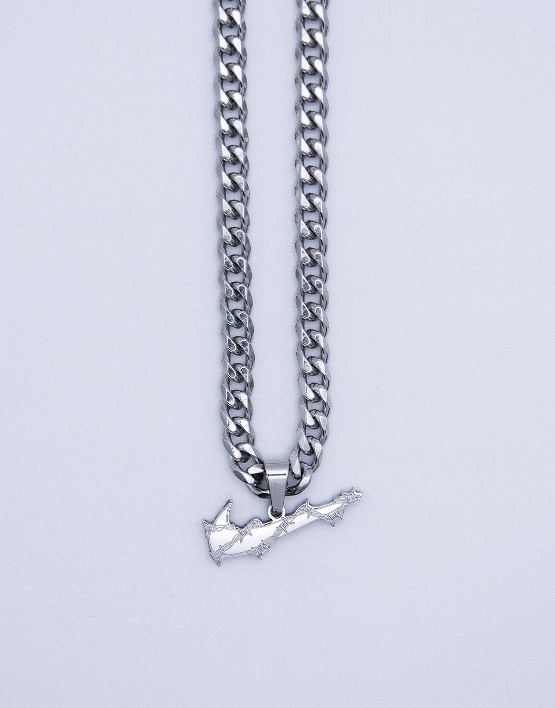 colgante con swoosh alambre espino plata cadena cubana