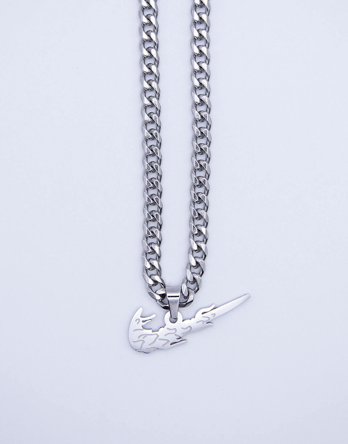 colgante con swoosh en llamas plata cadena cubana