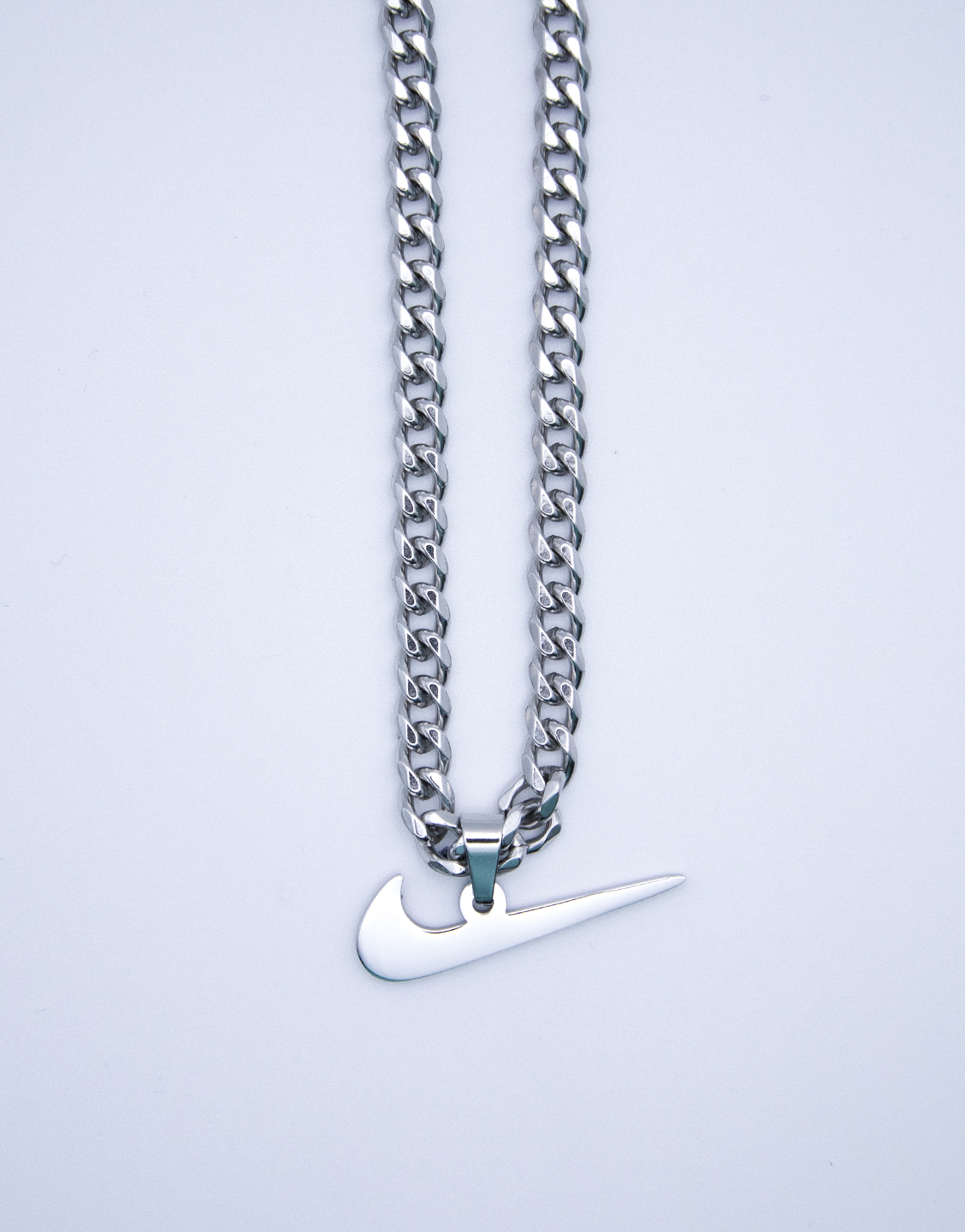 colgante con swoosh plata cadena cubana