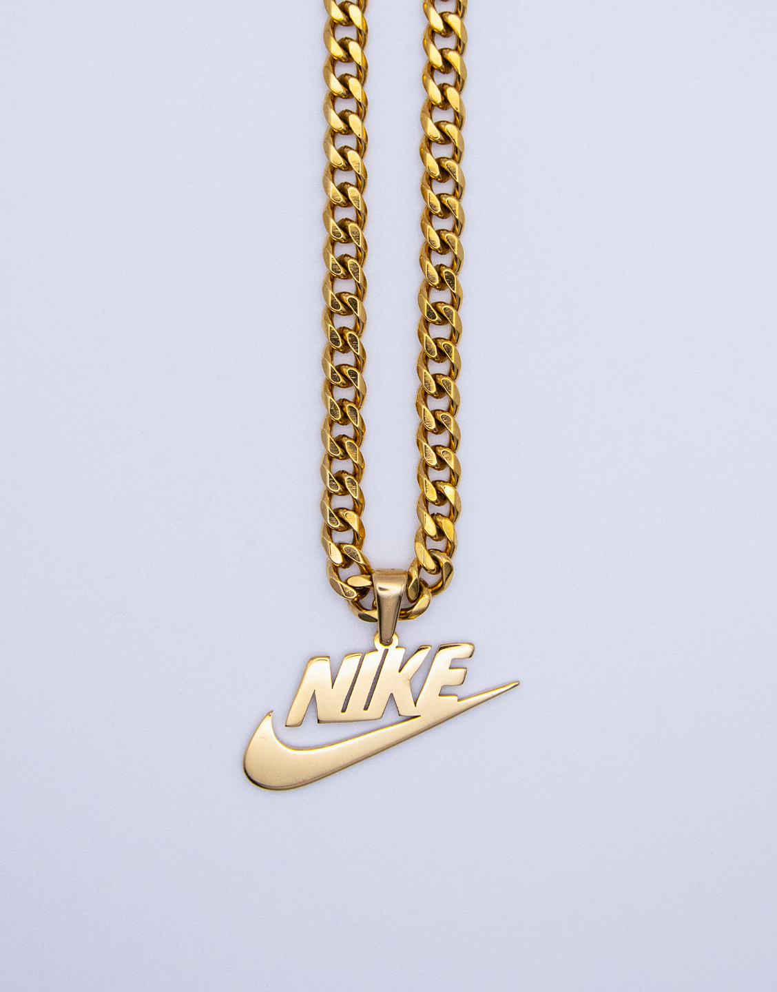 colgante con swoosh y letras nike dorado cadena cubana