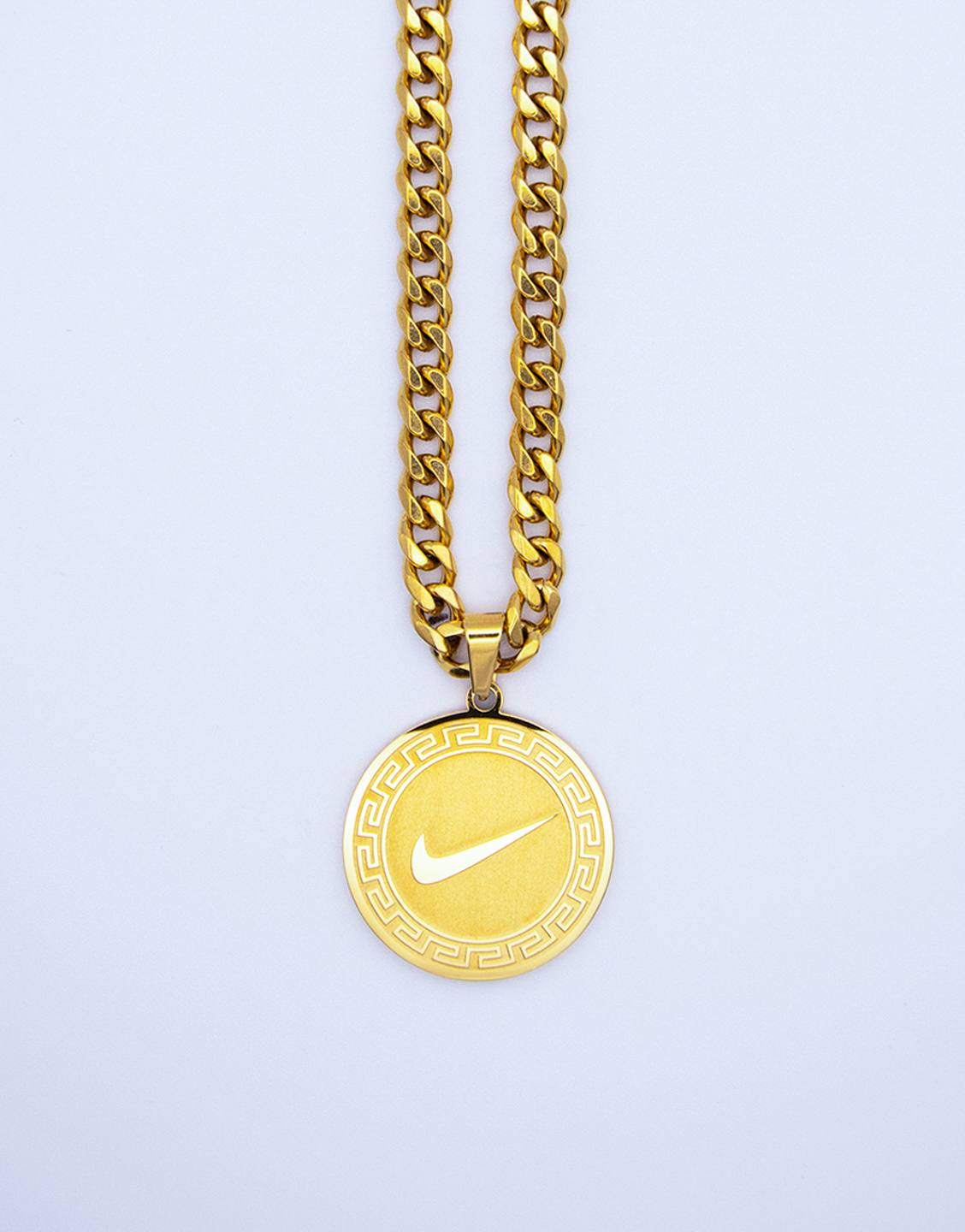 colgante redondo con swoosh dorado cadena cubana